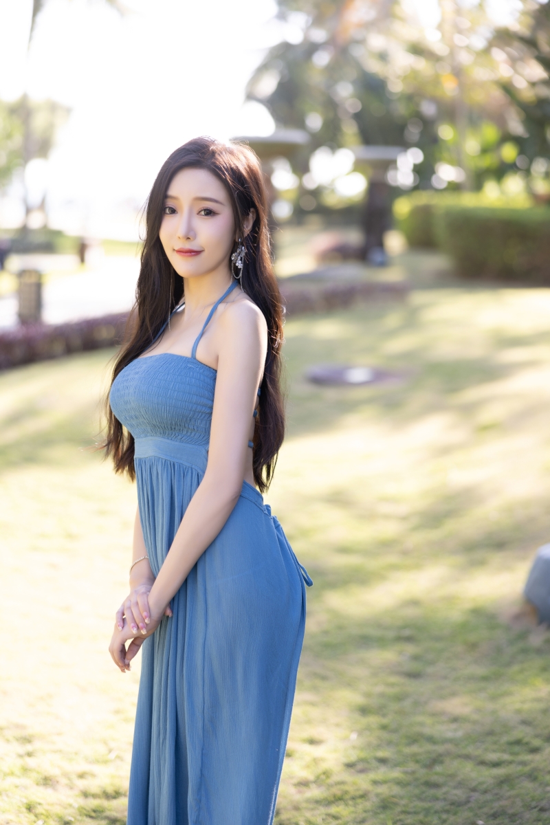 王馨瑶的秘密花园：蓝色裙摆下的美丽心情