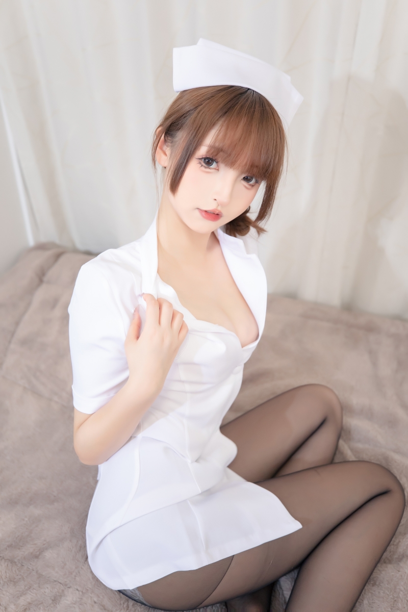 心跳加速！神楽坂真冬演绎温柔值勤护士，专属治愈系COS