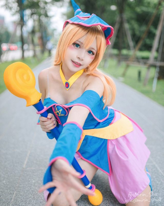 魔法与时尚的完美融合:coser Mirin_Shu化身《游戏王》黑魔导女孩 魔法与时尚的完美融合:coser Mirin_Shu化身《游戏王》黑魔导女孩