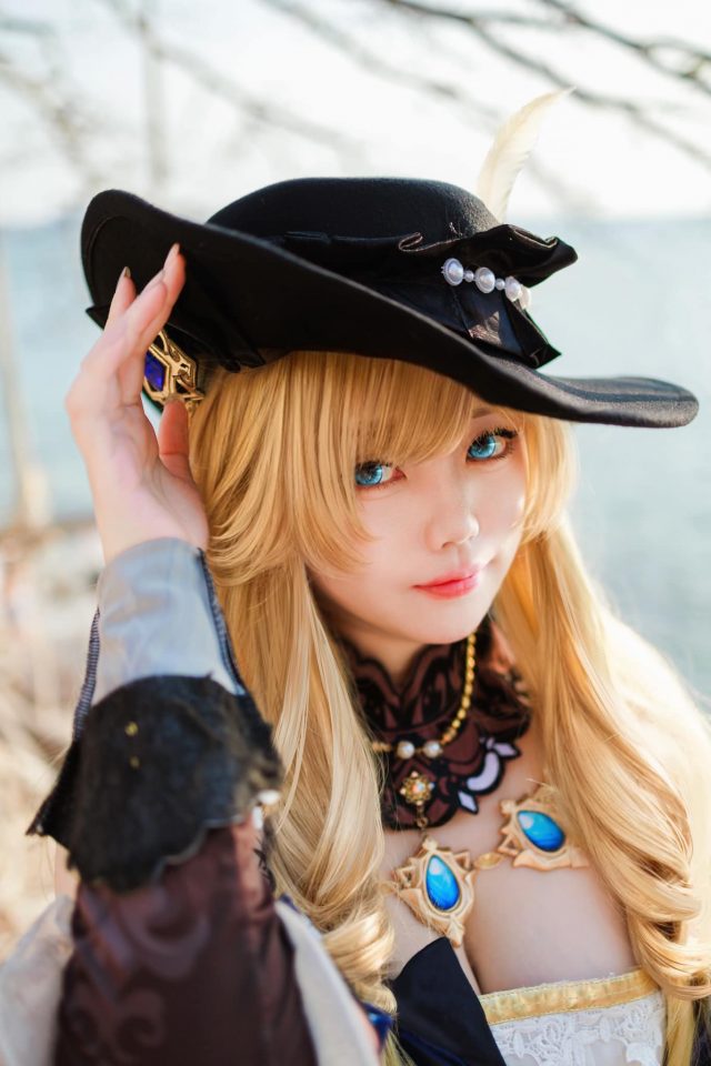 风中绽放的娜维娅：coser 格蕾丝化身性感漂亮的刺玫会长