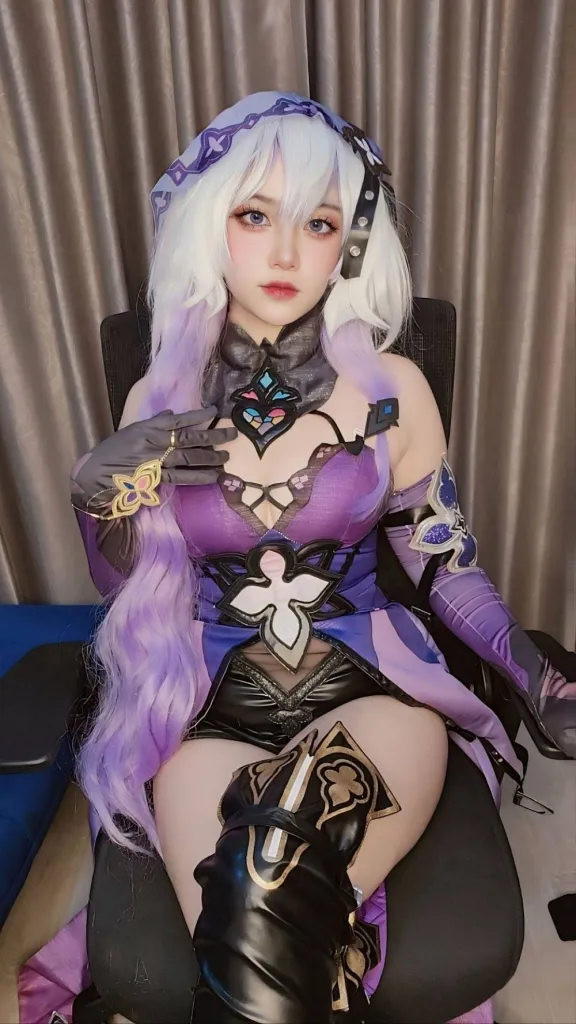 泰国coser Khun_Beam的黑天鹅COSPLAY:神秘占卜师的魅力展现