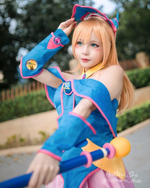 魔法与时尚的完美融合:coser Mirin_Shu化身《游戏王》黑魔导女孩 魔法与时尚的完美融合:coser Mirin_Shu化身《游戏王》黑魔导女孩