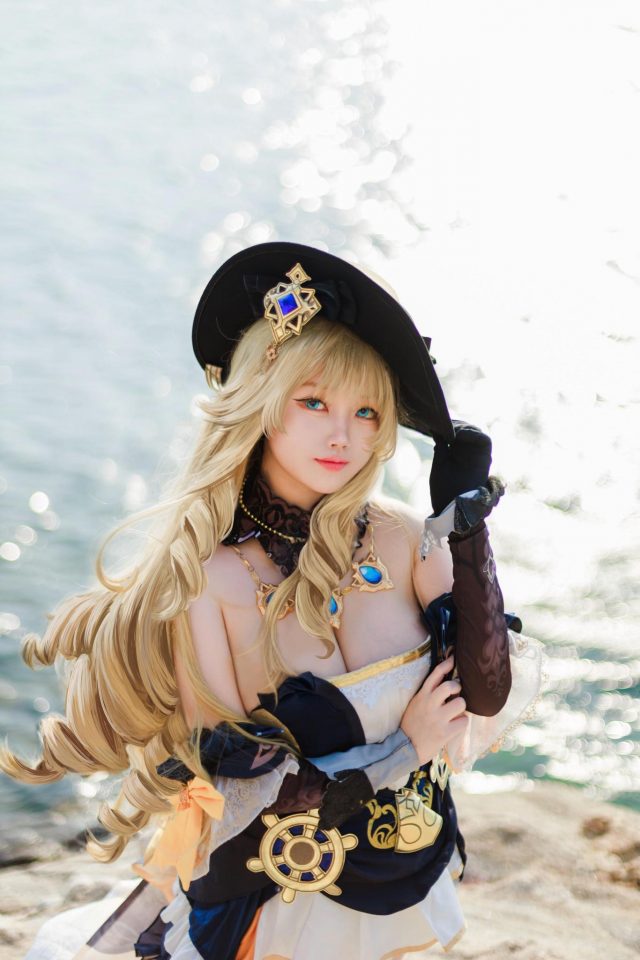 风中绽放的娜维娅：coser 格蕾丝化身性感漂亮的刺玫会长