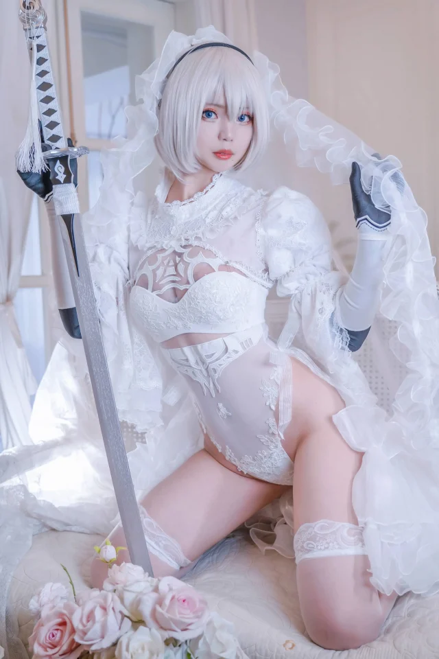 雪貓Yuki变身为“尼尔:机械纪元”中的2B,呈现出阴阳版本