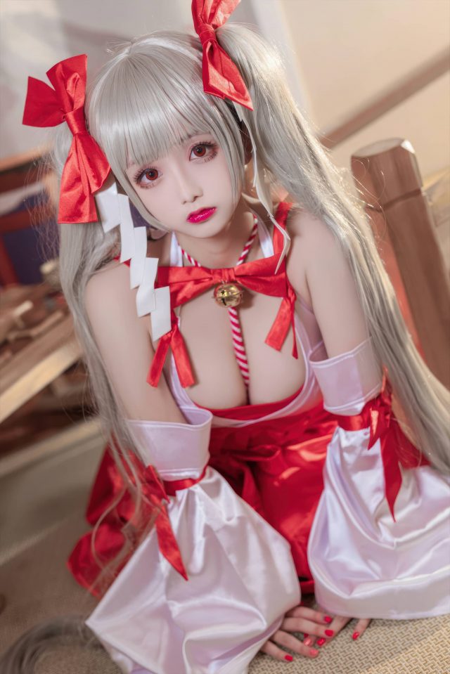 绽放的樱花:椎名莜的《碧蓝航线》可畏巫女COSPLAY 绽放的樱花:椎名莜的《碧蓝航线》可畏巫女COSPLAY