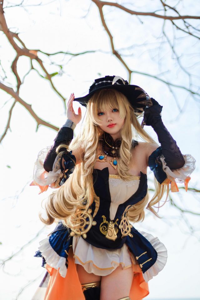 风中绽放的娜维娅：coser 格蕾丝化身性感漂亮的刺玫会长