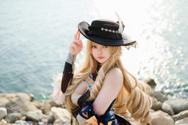 风中绽放的娜维娅：coser 格蕾丝化身性感漂亮的刺玫会长