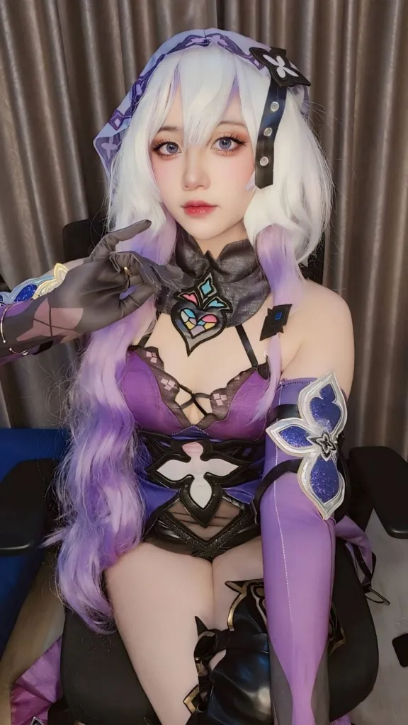 泰国coser Khun_Beam的黑天鹅COSPLAY:神秘占卜师的魅力展现