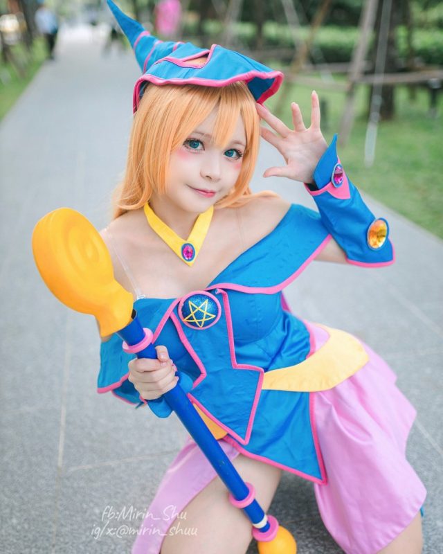 魔法与时尚的完美融合:coser Mirin_Shu化身《游戏王》黑魔导女孩 魔法与时尚的完美融合:coser Mirin_Shu化身《游戏王》黑魔导女孩