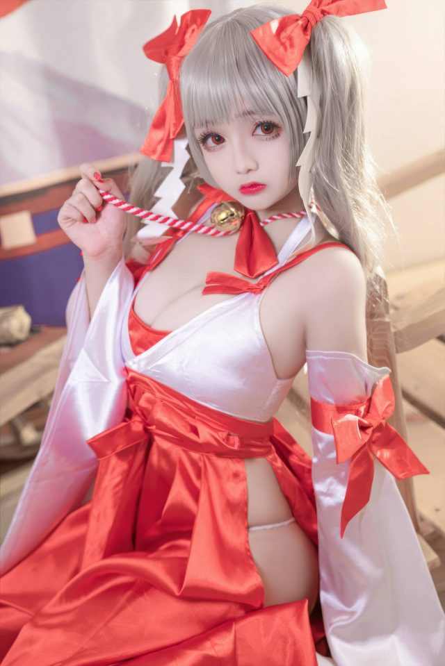 绽放的樱花:椎名莜的《碧蓝航线》可畏巫女COSPLAY 绽放的樱花:椎名莜的《碧蓝航线》可畏巫女COSPLAY